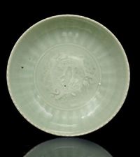 18TH CENTURY A CELADON GLAZED DISH