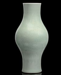 18TH CENTURY A CELADON OLIVE SHAPED VASE