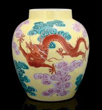 18TH CENTURY A ENAMELLED YELLOW GROUND DRAGON JAR