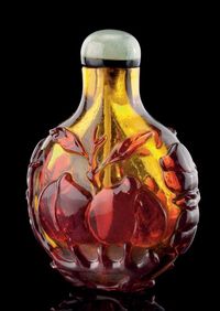 19TH CENTURY A TRANSLUSCENT RED GLASS OVERLAY SNUFF BOTTLE