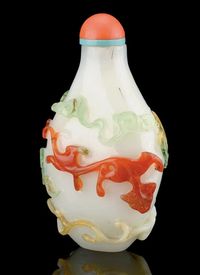 19TH CENTURY A THREE COLOUR OVERLAY GLASS SNUFF BOTTLE