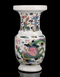 18TH CENTURY A FAMILLE ROSE BALUSTER VASE