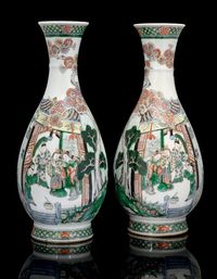 19TH CENTURY A PAIR OF MIRROR IMAGE FAMILLE VERTE VASES