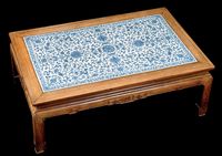 QIANLONG PERIOD A LOW WOODEN TABLE INSET WITH A BLUE AND WHITE RECTANGULAR PORCELAIN PANEL