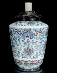 18TH CENTURY A DOUCAI VASE WITH WOOD COVER AND WHITE JADE FINIAL