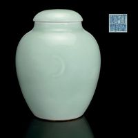 THE PERIOD 1736-1795 A CELADON GLAZED GLOBULAR JAR AND COVER