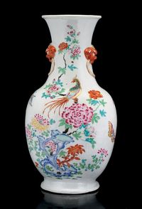 18TH CENTURY A FAMILLE ROSE QUATREFOIL VASE