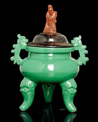 18TH CENTURY A GREEN GLAZED TRIPOD CENSER AND WOOD COVER