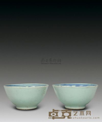 清 豆青釉青花八卦纹碗 (一对) 直径11.5cm