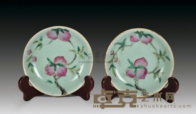 清 豆青地粉彩桃纹碟 (一对) 直径13.5cm