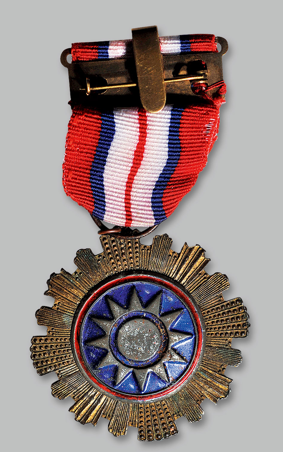 lot:5610 民国三十一年(1942年)中央陆军军官学校工二队纪念章