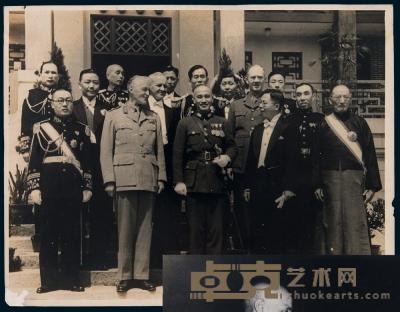 P 四十年代蒋介石、郭泰祺、王正廷、吕超等人合影一张 