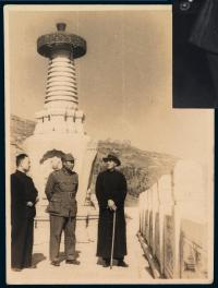 P 1948-1949年蒋介石与傅作义在北海公园合影一张