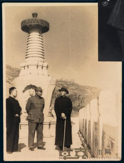 P 1948-1949年蒋介石与傅作义在北海公园合影一张 