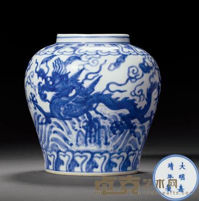 明嘉靖 青花应龙戏珠纹罐 高15.8cm