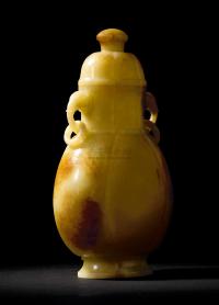 清 黄玉雕象耳海棠式盖瓶