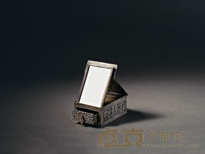 清 晚期 银錾人物故事小梳妆盒 6.6×4.8×2.6cm