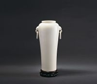 17世纪 德化窑双环兽耳象腿瓶