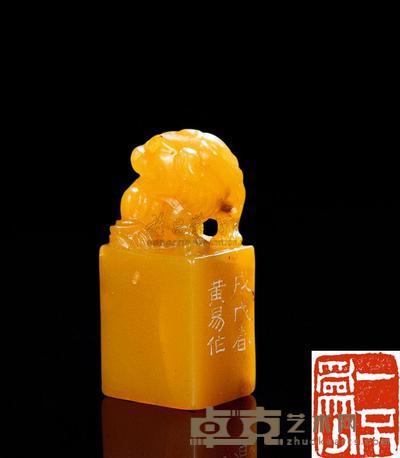 清 田黄石雕兽钮素方章 长1.6×宽0.8×高2.4cm