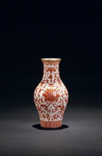 清中期 梵红彩缠枝花卉倭角瓶