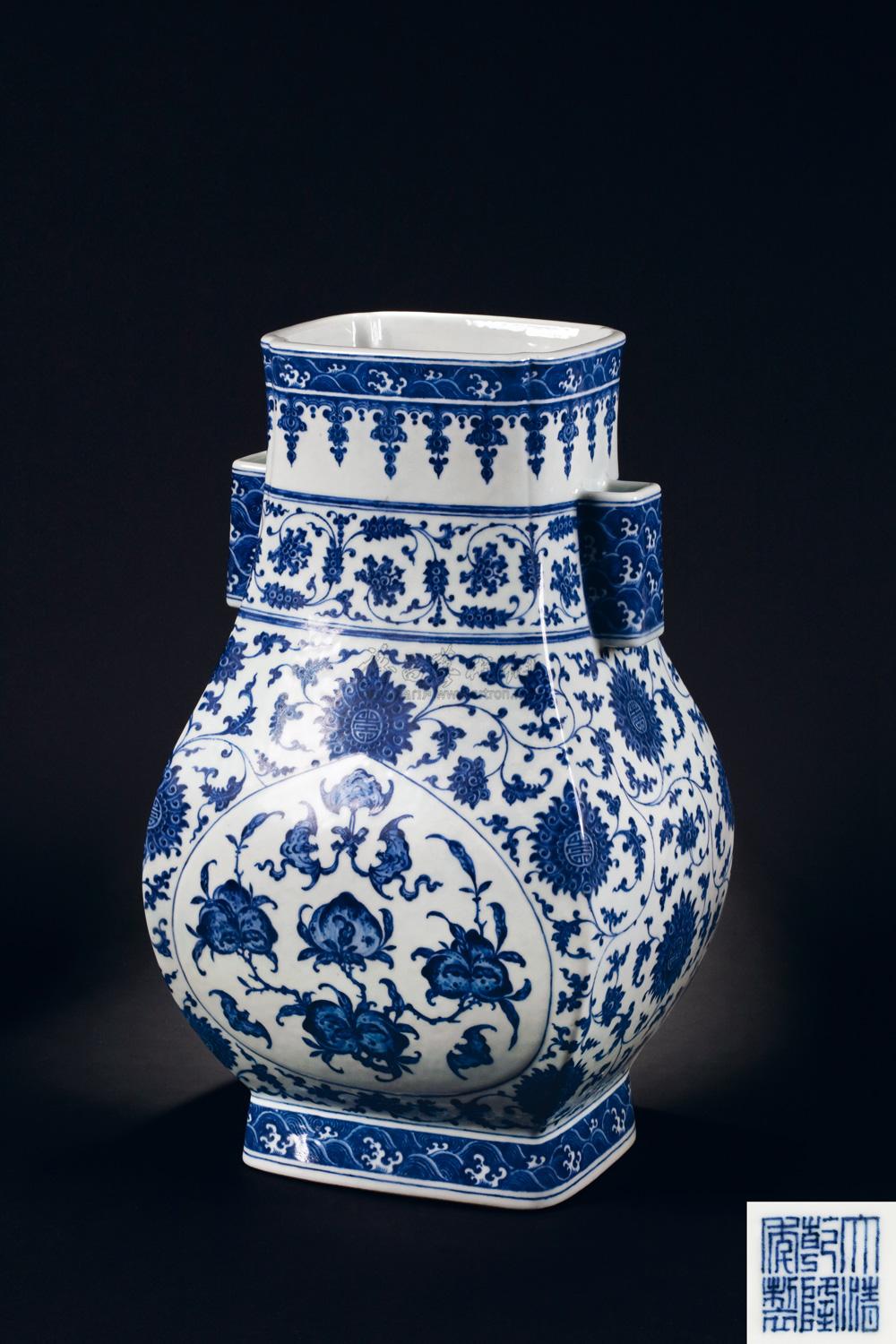 日本製 清朝時代 大清乾隆年製 在銘 染付青花海水纏枝蓮紋双象耳花瓶 
