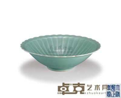 清雍正 豆青釉菊瓣花口碗 直径15.7cm