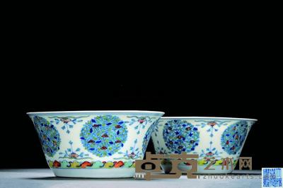 清嘉庆 斗彩团花马蹄碗 (二件) 直径15.2cm
