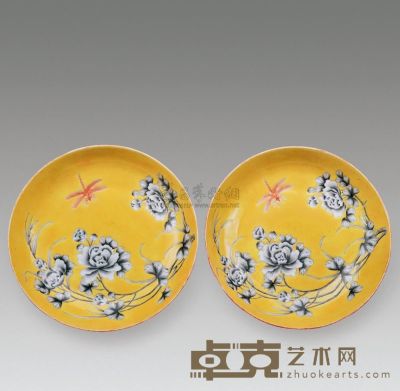 清 黄地墨彩福寿花卉纹小碟 （一对） 直径16cm