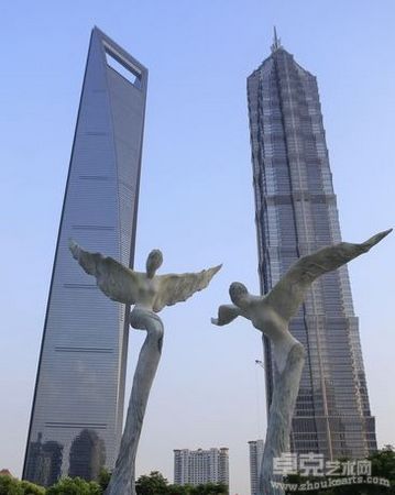 13米高女神像落户陆家嘴